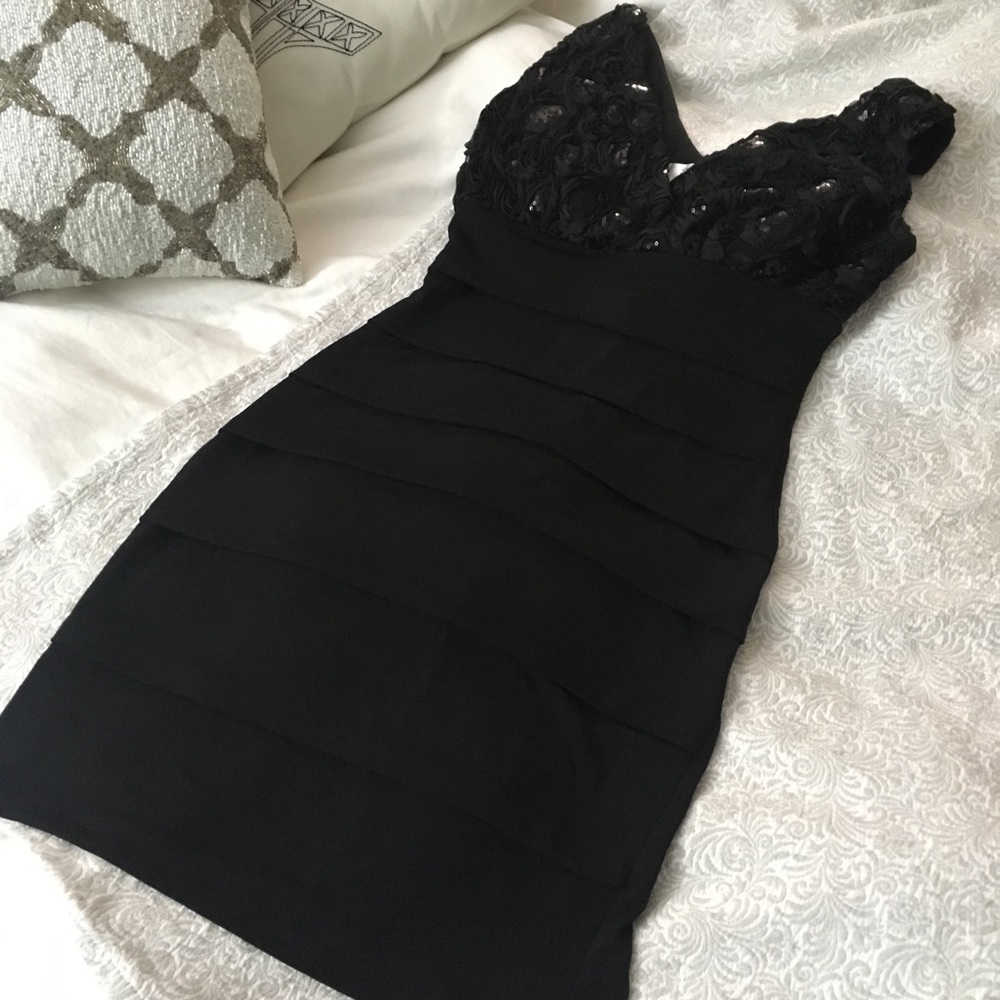 Black dress, Small, detail upper, V neck